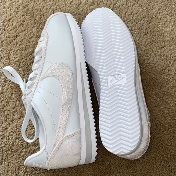 Nike Women’s Sneakers - Picture 4 of 4